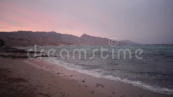 沙滩和波浪的日落视频的预览图