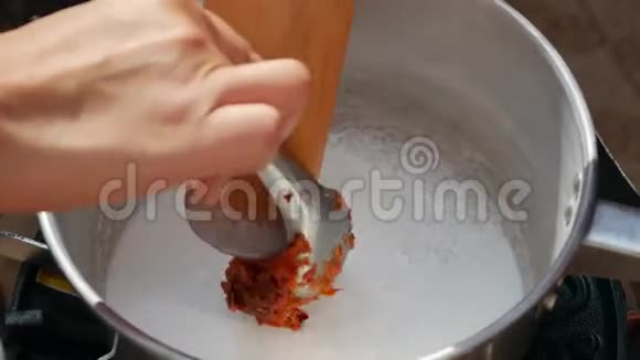 泰国辣椒酱加入到沸腾的椰奶中一步一步煮汤山药汤泰国菜特写镜头4k视频的预览图