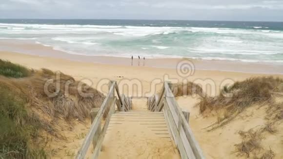 澳大利亚菲利普岛的伍拉迈海滩和楼梯视频的预览图