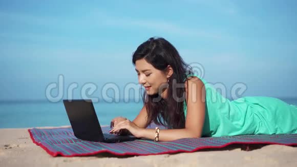 海滩上漂亮的女人打字视频的预览图