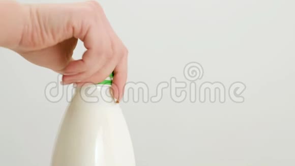 女人拧瓶盖倒牛奶乳制品维生素视频的预览图