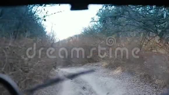 在克里米亚开越野车稳定的相机跟随一辆吉普车爬上曼古普凯尔视频的预览图