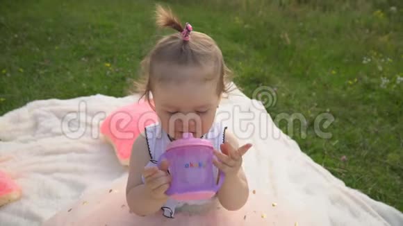 小女孩喝水视频的预览图