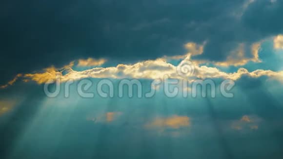 太阳光线透过云层视频的预览图