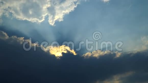太阳光线透过云层视频的预览图