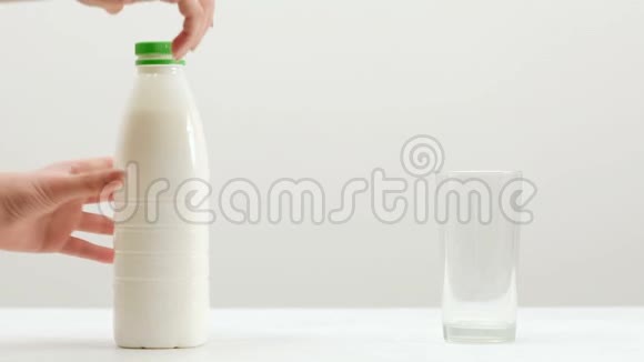 女人倒牛奶瓶玻璃健康日记视频的预览图