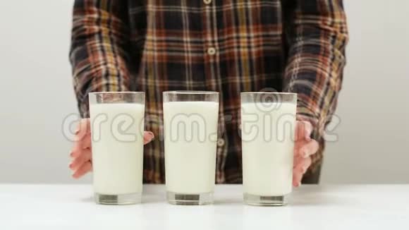 健康的家庭传统玻璃牛奶视频的预览图