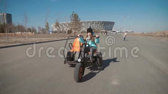 在城市公园骑自行车的少女视频的预览图