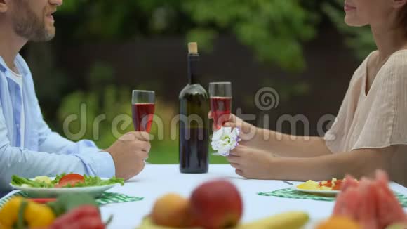 夫妻在浪漫的晚餐上喝酒幸福的婚姻关系视频的预览图