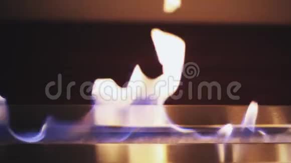 在生物壁炉里生火乙醇气体现代生物壁炉关闭火焰射击视频的预览图