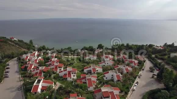 在广阔的蓝海海岸有别墅的度假区空中视频的预览图