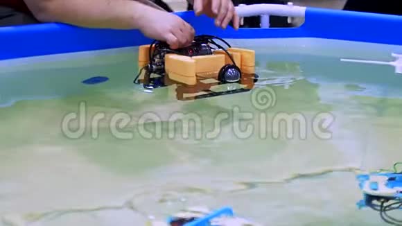 机器人水瓶机器人游泳池视频的预览图
