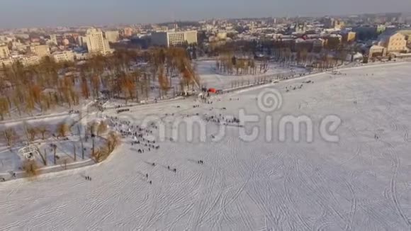 空中观景滑翔伞飞行员的比赛从鸟瞰美丽的冬季城市和湖泊景色视频的预览图