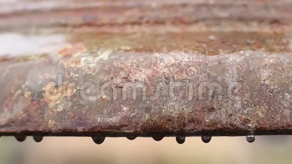 古老教堂钟声生锈的青铜表面上的雨滴文化遗产视频的预览图