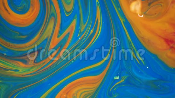 4K镜头墨水在水里蓝色和橙色墨水在水中反应创造抽象的背景视频的预览图