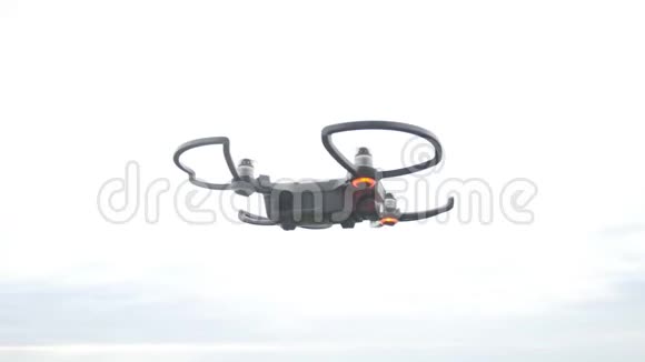 飞行个人无人机的剪影视频的预览图