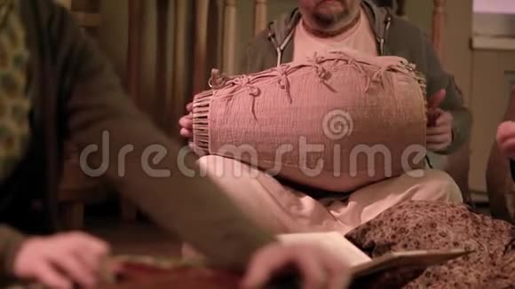 在合奏中演奏传统的民族乐器剪辑传统乐器视频的预览图