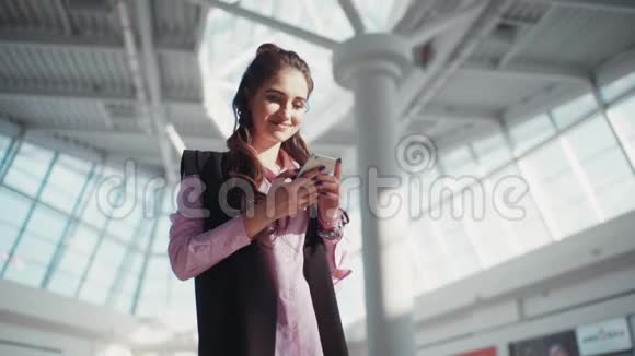 穿着粉红色衬衫的漂亮化妆的漂亮女孩在购物中心女人的注意力集中在她身上视频的预览图