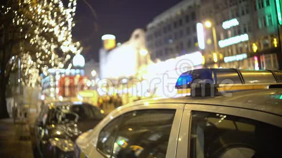 警车在群众抗议现场警官夜间在拥挤的城市街道巡逻视频的预览图