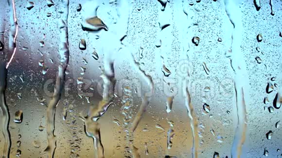 大雨落在窗户上模糊的背景视频的预览图