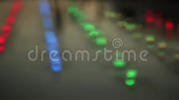 彩色喷泉夜间照明高清视频的bokeh效果视频的预览图