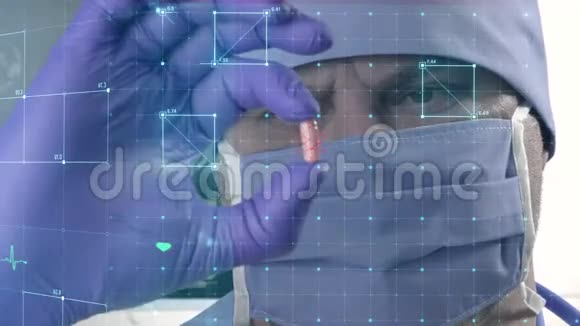 医疗保健中的数字技术戴防护口罩和医用手套的医生正在研究一种新药视频的预览图