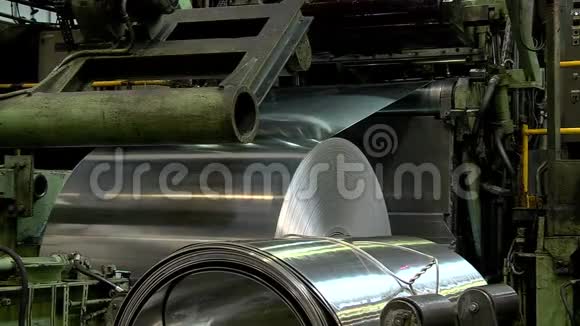 工厂地板上的大卷不锈钢视频的预览图