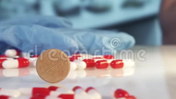 在白色背景的慢潮中药物和药丸之间的片剂视频的预览图