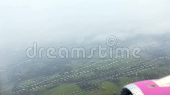 飞机飞行期间的雨天视频的预览图