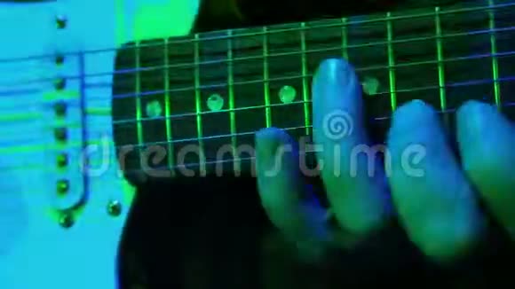 人的手弹电吉他视频的预览图