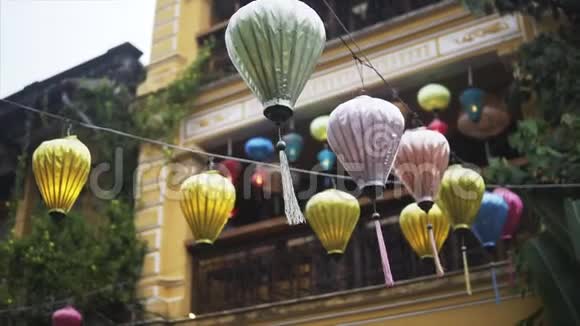 五颜六色的灯笼在海安古镇的老街上发光联合国教科文组织世界遗产越南视频的预览图