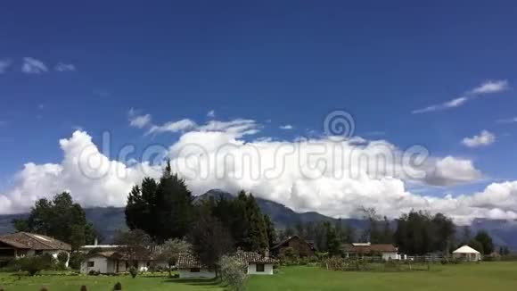 厄瓜多尔Cotacacachi火山安第斯山脉和Cotacacachi上空的时间流逝视频的预览图