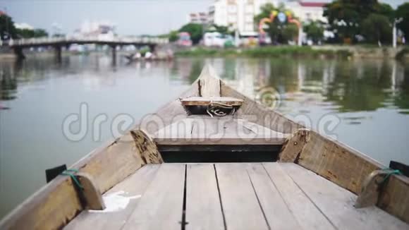 越南海安2018年5月10日从海安古镇的船上看海安古镇ThuBon河上的船的鼻子视频的预览图