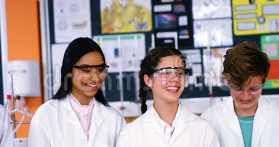 微笑的学童在实验室互动视频的预览图