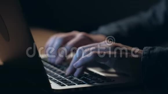 一个晚上用笔记本电脑工作的人的手视频的预览图