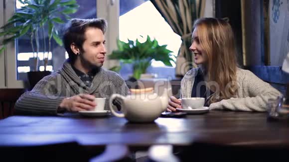 浪漫的夫妇在餐馆喝茶视频的预览图