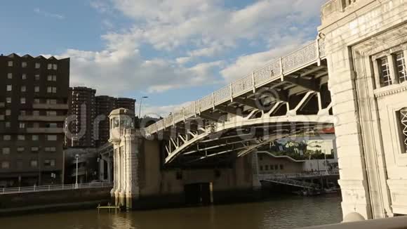 人们走着老石桥过河工业区建筑视频的预览图