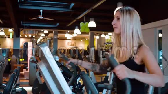 健身房里的女孩为完美的身体锻炼视频的预览图