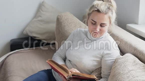 女人在读旧书视频的预览图