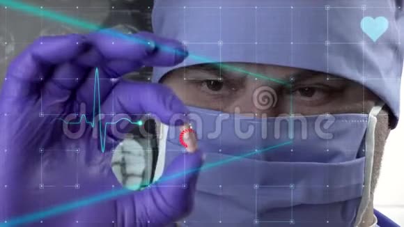 医疗保健中的数字技术心脏病医生分析病人检测结果和人体解剖技术数字视频的预览图