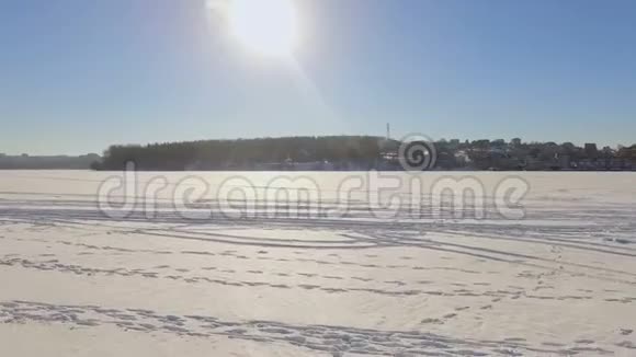 冬季景观从鸟瞰美丽的冬季城市和湖泊景色视频的预览图