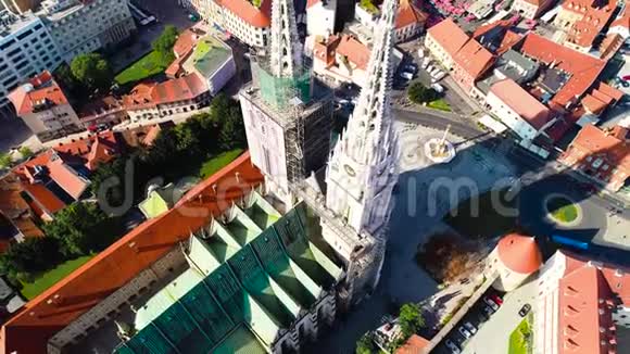 萨格勒布大教堂和历史城市中心的鸟瞰图著名地标视频的预览图