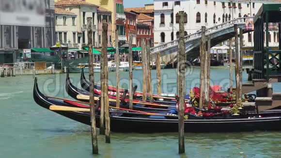 美丽的贡多拉斯停靠在威尼斯运河水上交通观光旅游视频的预览图