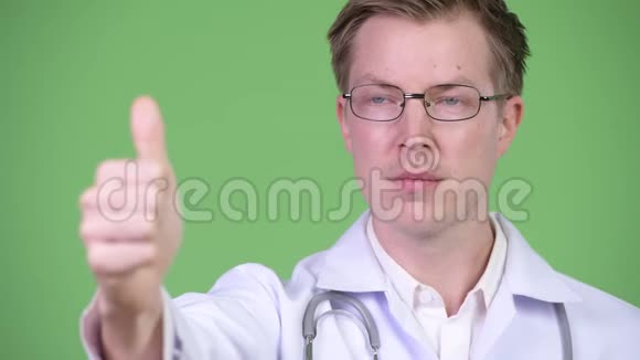 年轻医生做拇指手势视频的预览图