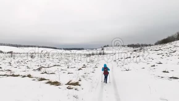 游客在雪地里散步视频的预览图