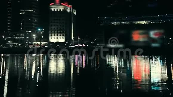 河边的夜城视频的预览图