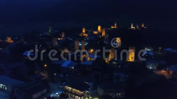 夜晚在梅斯蒂亚的斯文塔的鸟瞰图视频的预览图