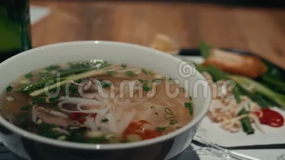 越南锅汤配牛肉和筷子中式蒸粗麦粉视频的预览图