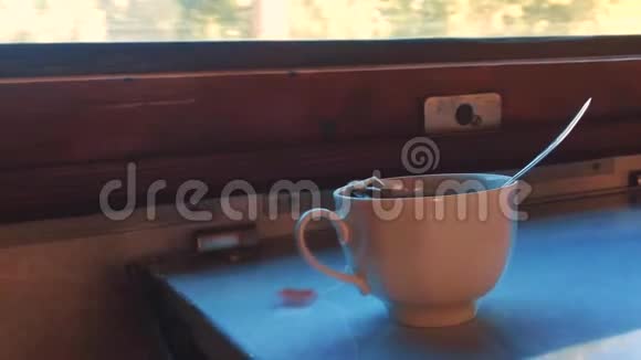 概念旅行车一杯茶在一辆火车的窗户边的桌子上铁路旅行视频的预览图