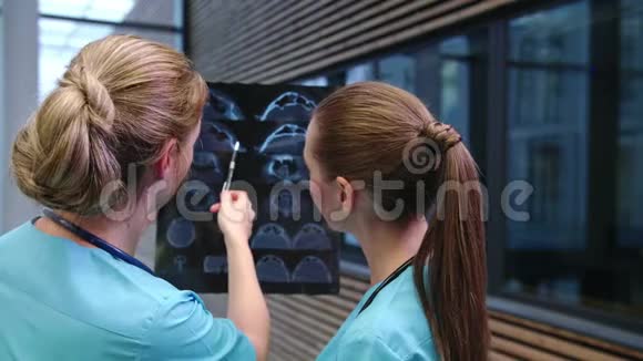 两名护士在走廊检查X光报告视频的预览图